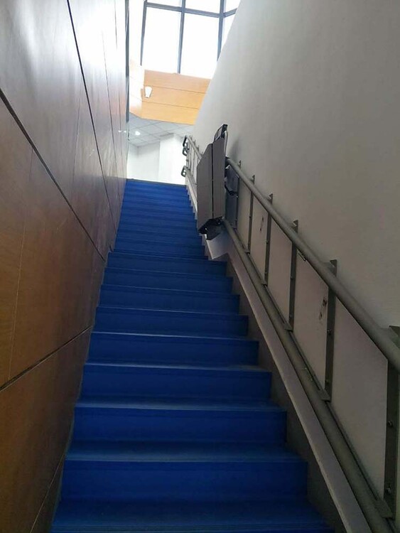 无障碍升降机生产厂家_轨道式升降梯轮椅无障碍平台_斜挂式无障碍升降平台工作原理