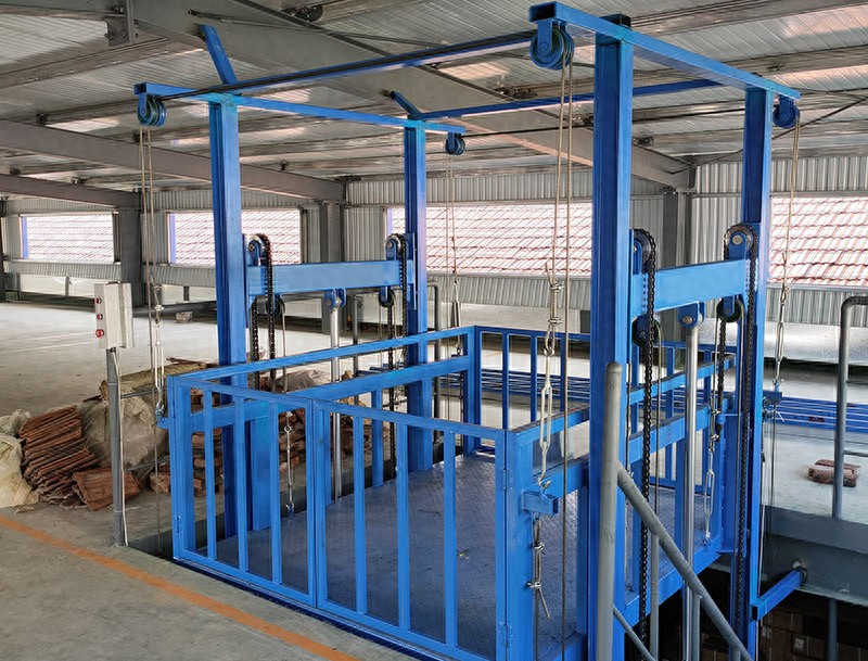 西安区液压升降机厂家_西安液压升降机设备_2吨升降货梯升降机水富如何运行