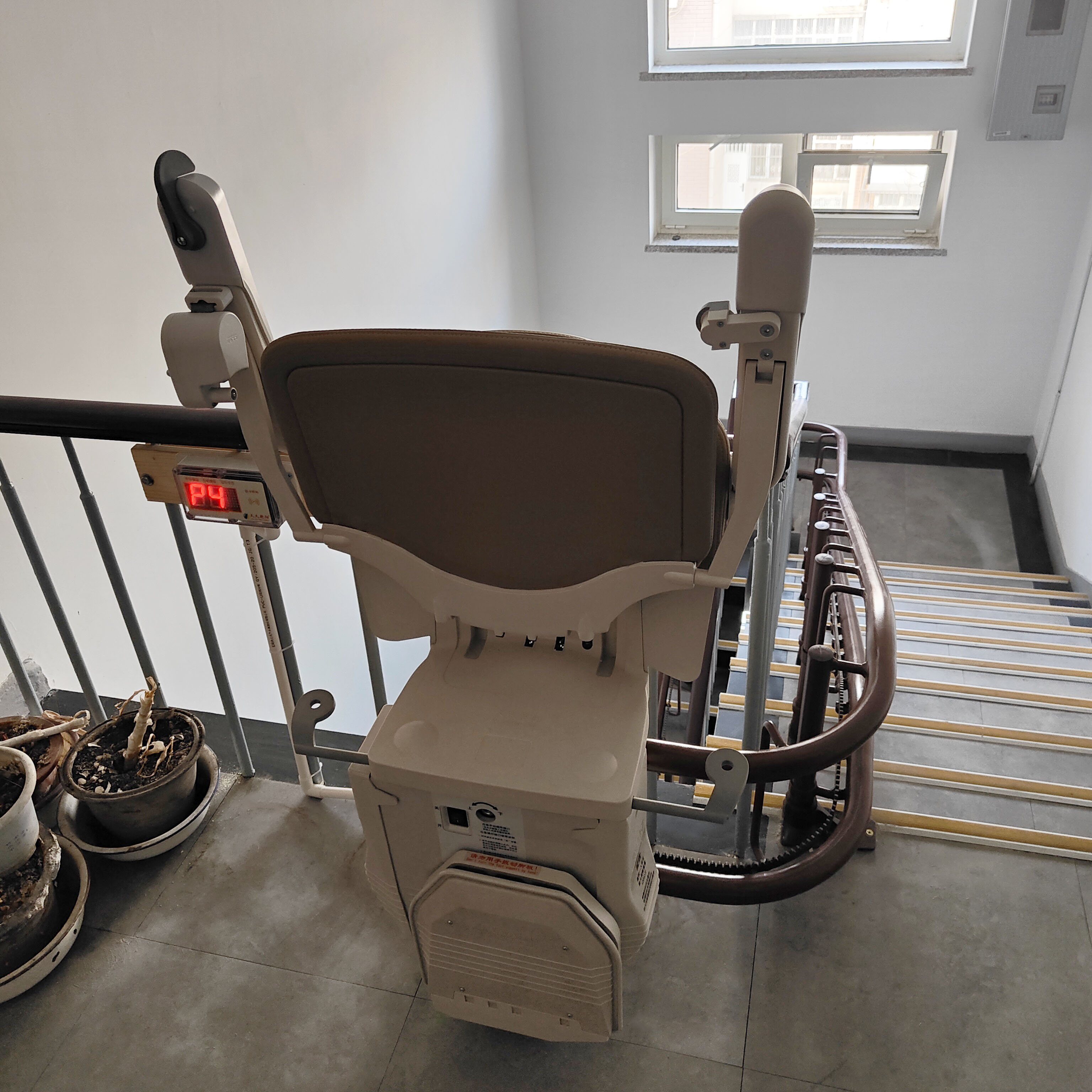 楼梯升降椅选购攻略_升降货梯使用效果如何评价_曲线楼梯座椅电梯